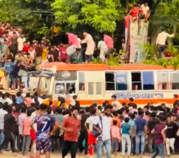 মুরাদনগরে নিয়ন্ত্রণ হারিয়ে দর্শক গেলারিতে বাস, নিহত ১ আহত ৪